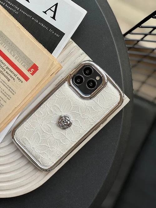 قاب پارچه گلدوزی سفید